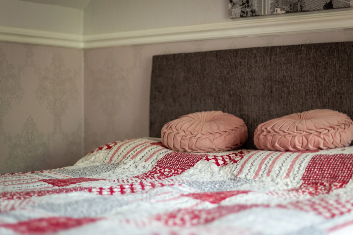 Dormitorio 3: ubicado arriba con una cama doble y vistas al jardín. 