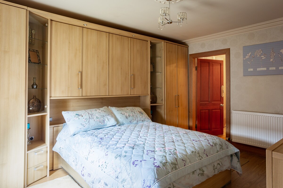 Dormitorio principal 1 de la planta baja: esta habitación tiene baño privado y vestidor. 