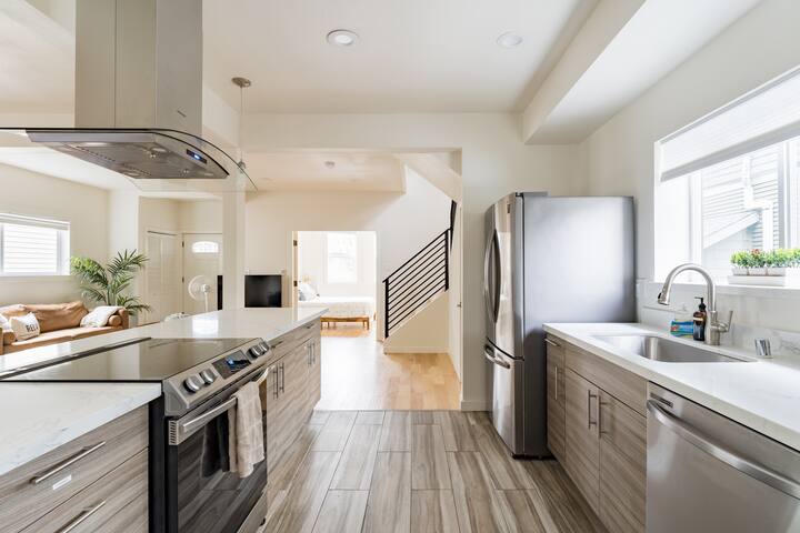 Spacious Seattle Stay | 5BR Home w/ Outdoor Space gallery image 3