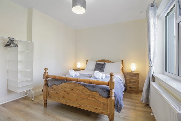 King-size bedroom. A cot can be added on request.