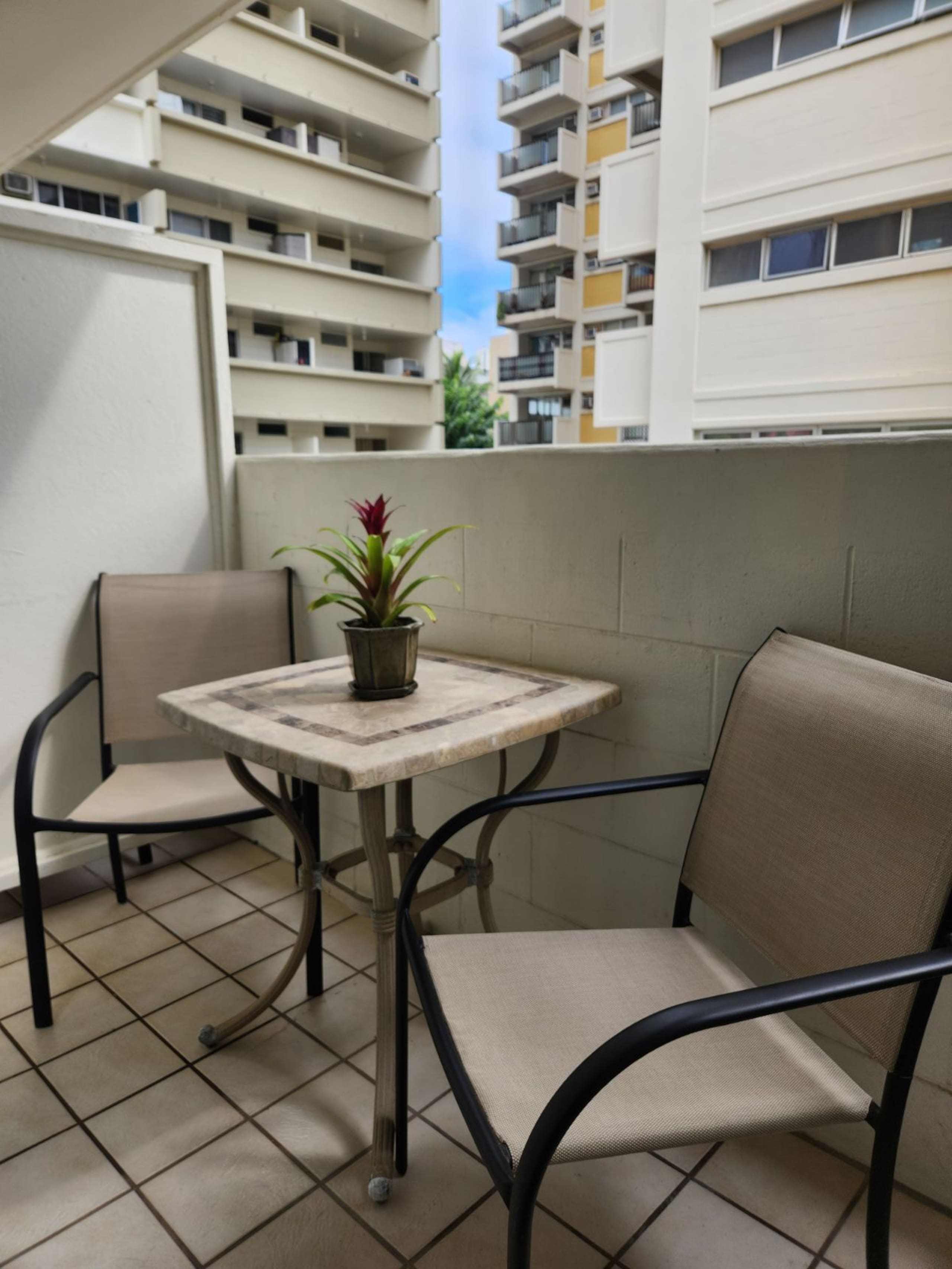 Condo in Honolulu · ★4.94 · Studio · 1 bed · 1 bath - Image 13