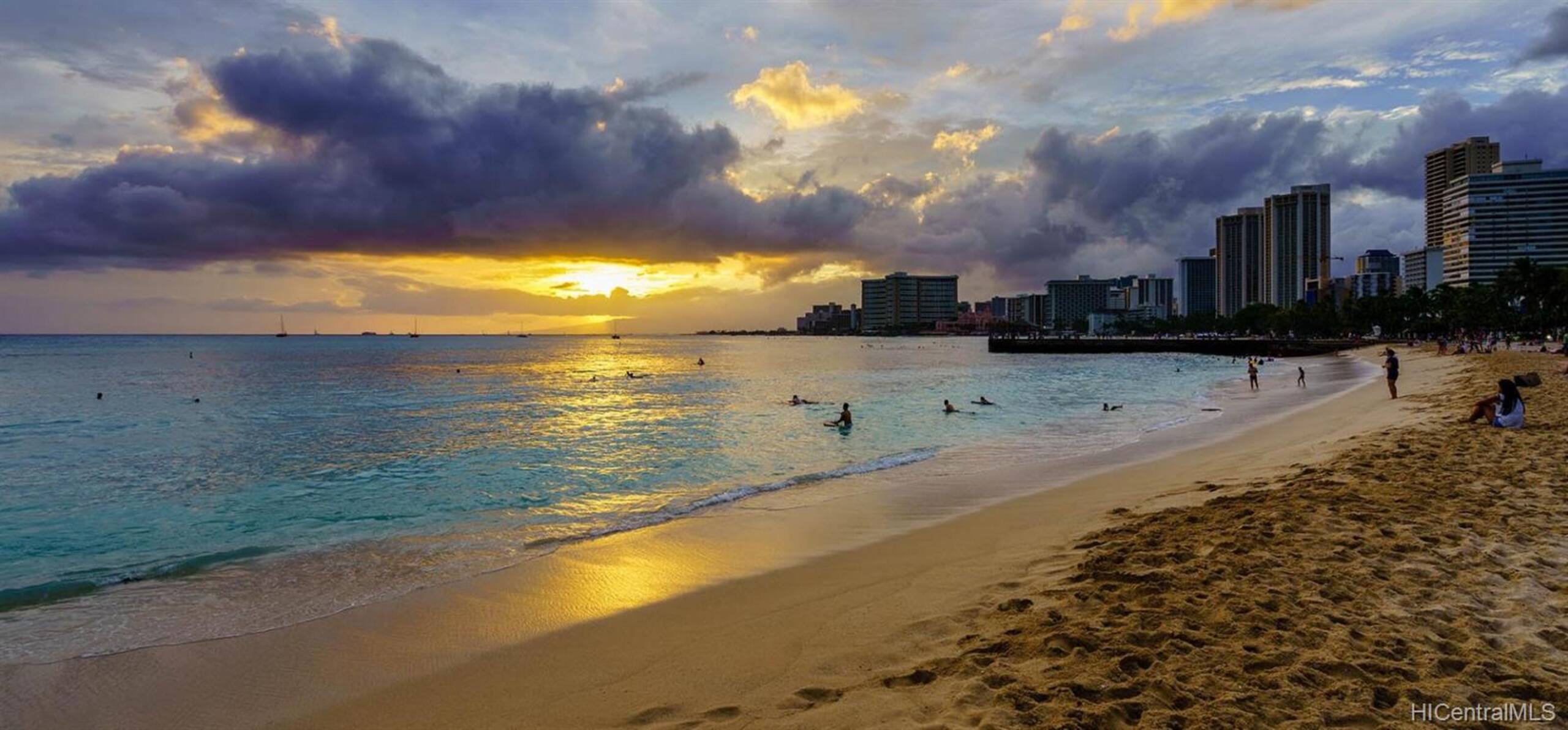 Condo in Honolulu · ★4.94 · Studio · 1 bed · 1 bath - Image 29