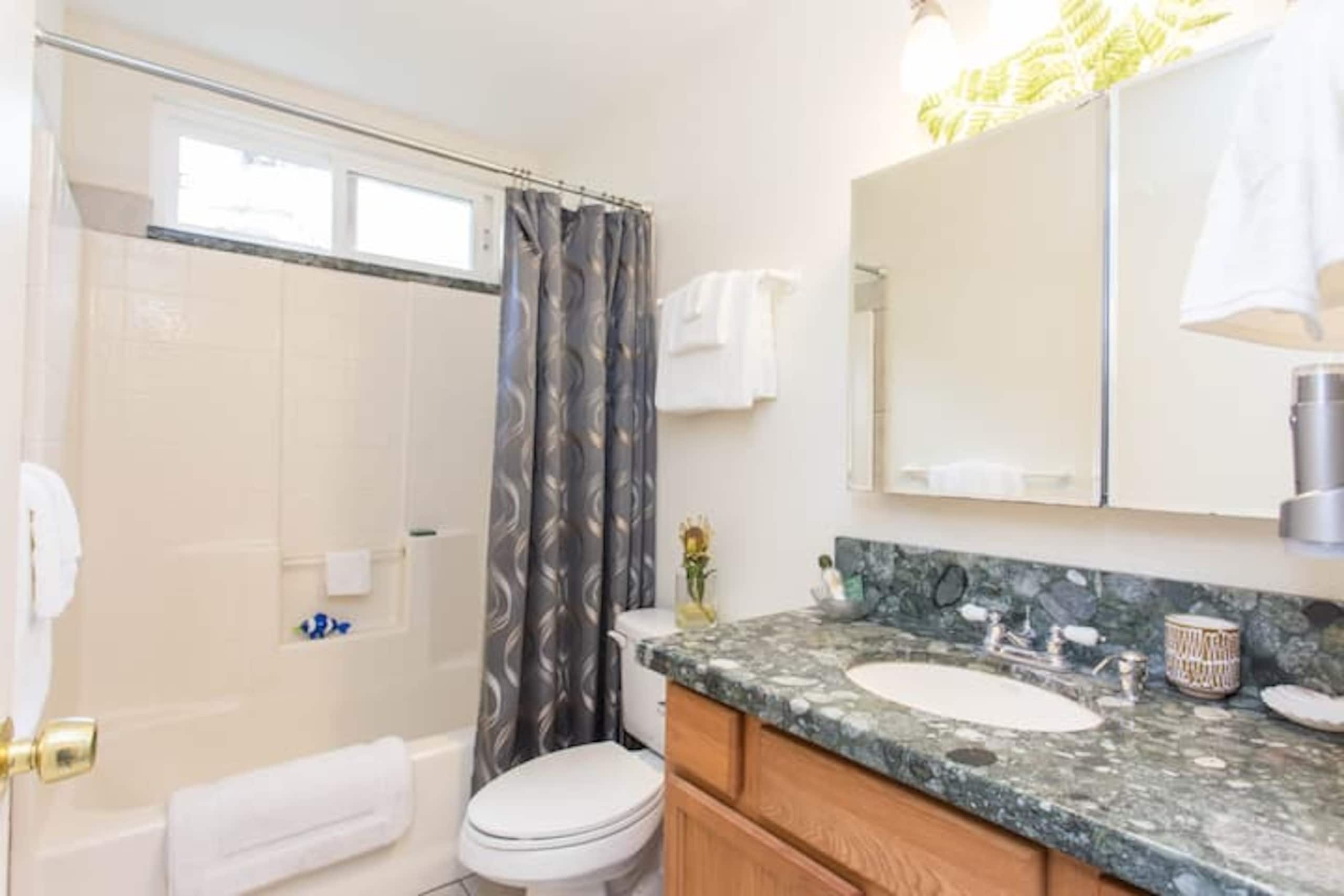 Home in Kailua-Kona · ★4.93 · 3 bedrooms · 3 beds · 2 private baths - Image 7