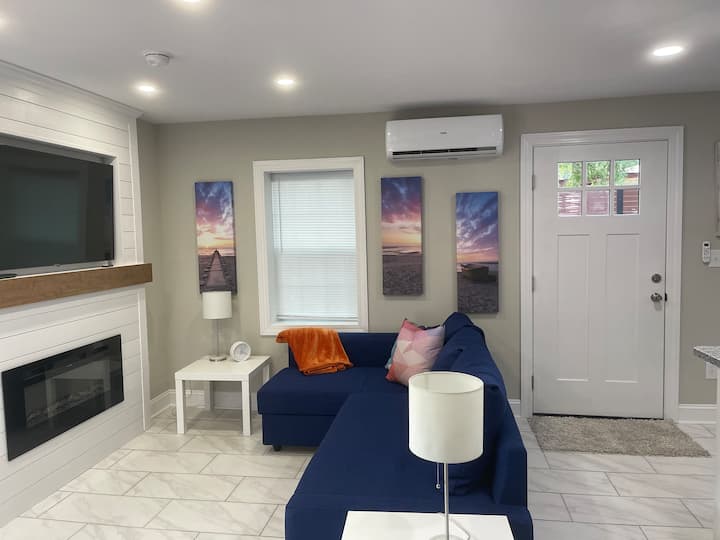 Modern 1 Bedroom With King Bed - Charleston