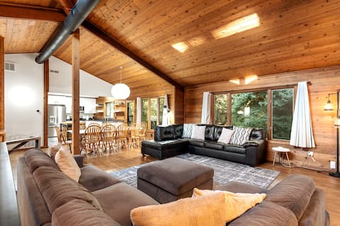 Creekside Home with Hot Tub Near Ski Resorts