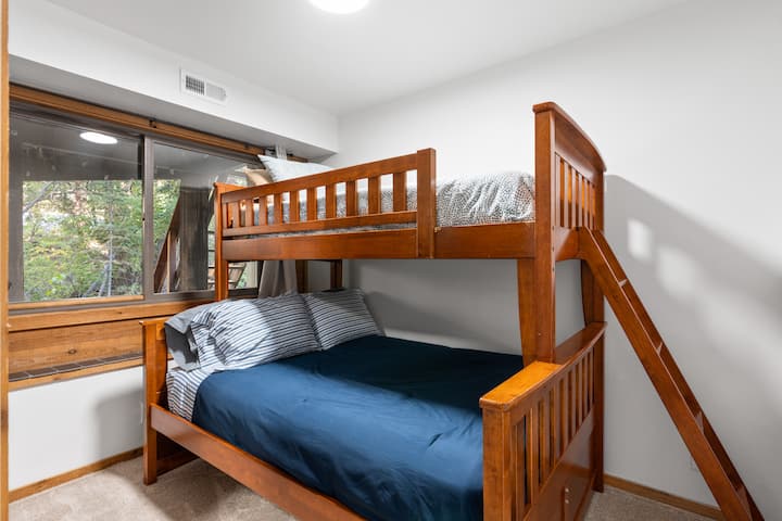 سرير بطابقين مع أسرّة كاملة وتوأم. 