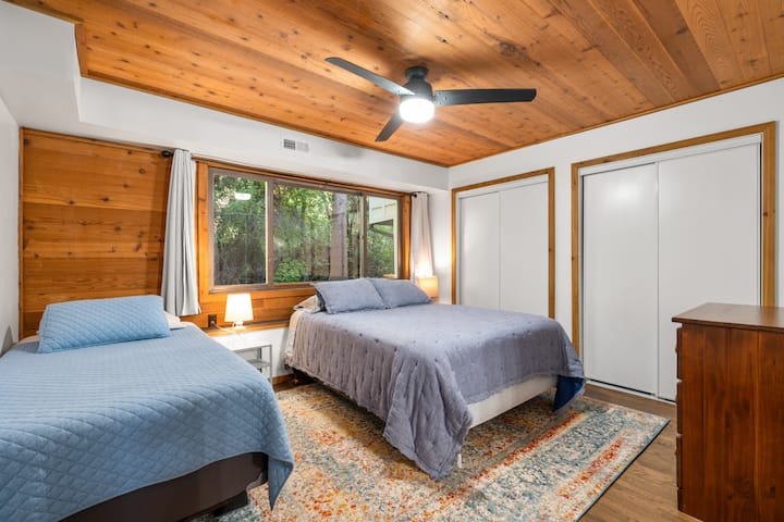 سرير بحجم كبير وسرير مزدوج بحمام ملحق. 