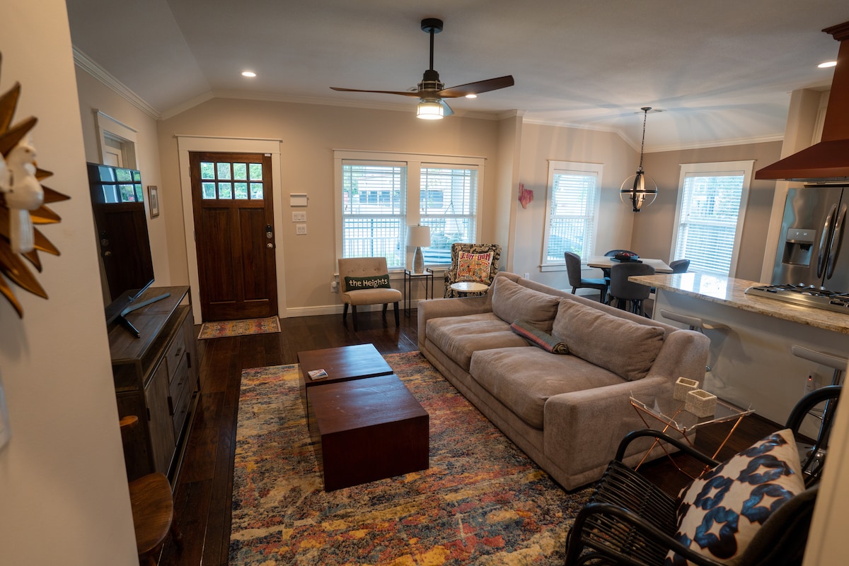 Top Airbnb: Li'l Blue Bungalow - 2bd-2bath - Sunset Heights in Houston