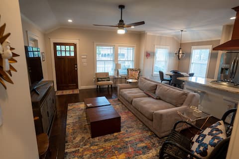 Top Airbnb: Li'l Blue Bungalow - 2bd-2bath - Sunset Heights in Houston