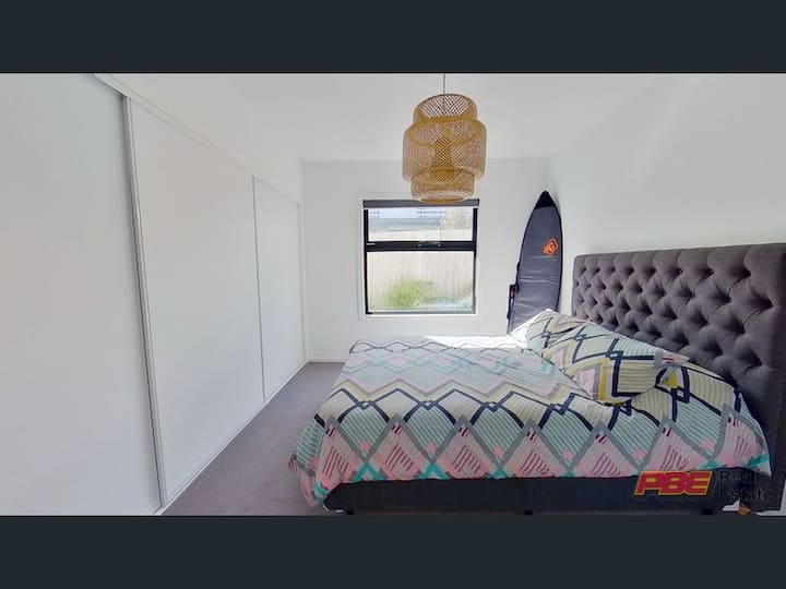 dhomë gjumi në katin e poshtëm