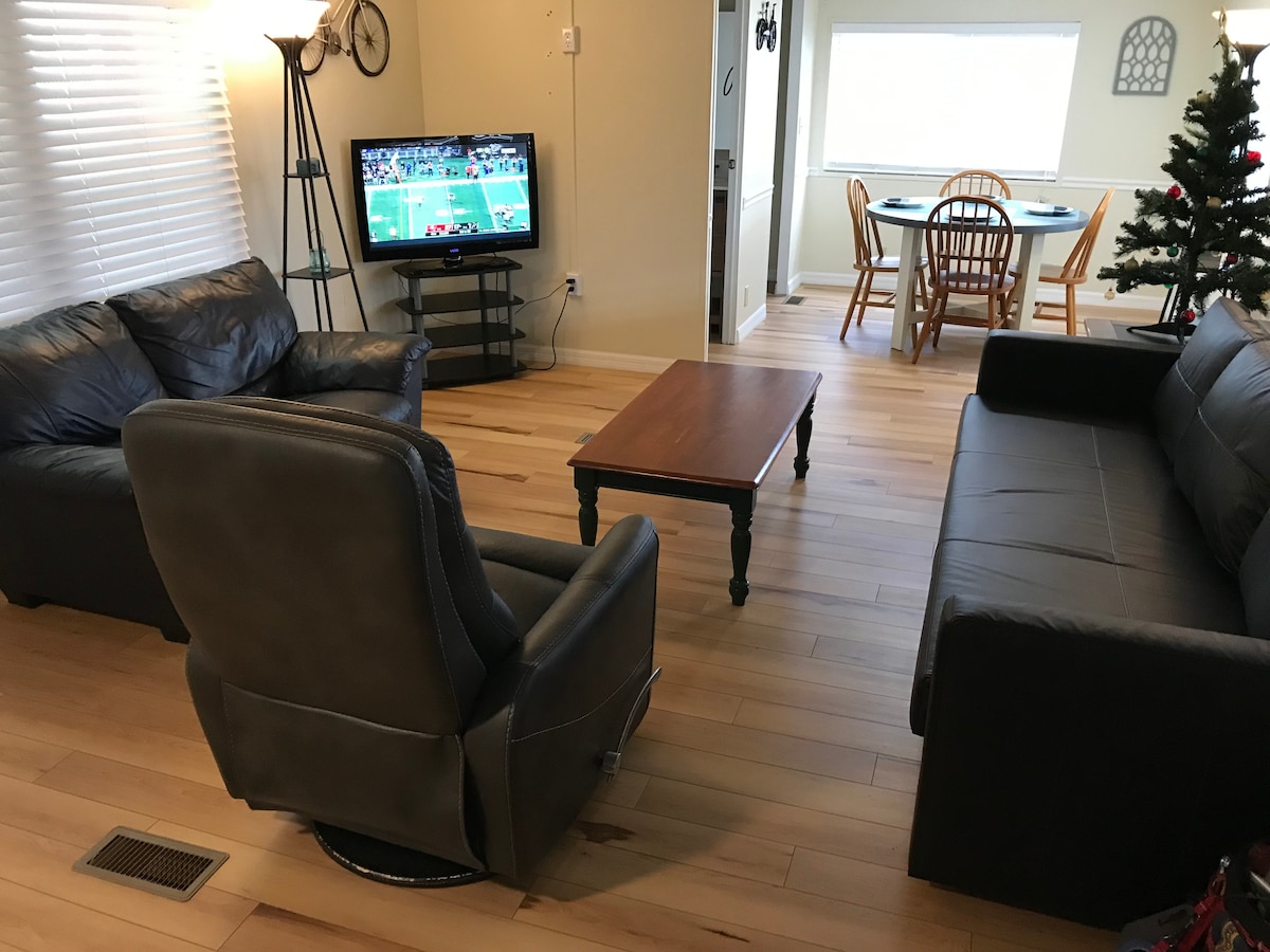 Onze ruime woonkamer met onze nieuwe slaapbank en uitzicht op de eetkamer