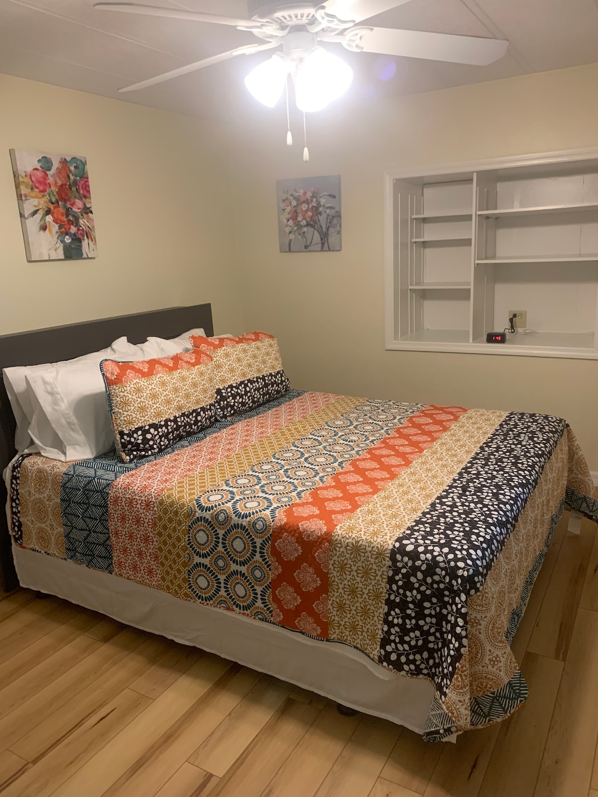 Master slaapkamer met queensize bed en veel opbergruimte.