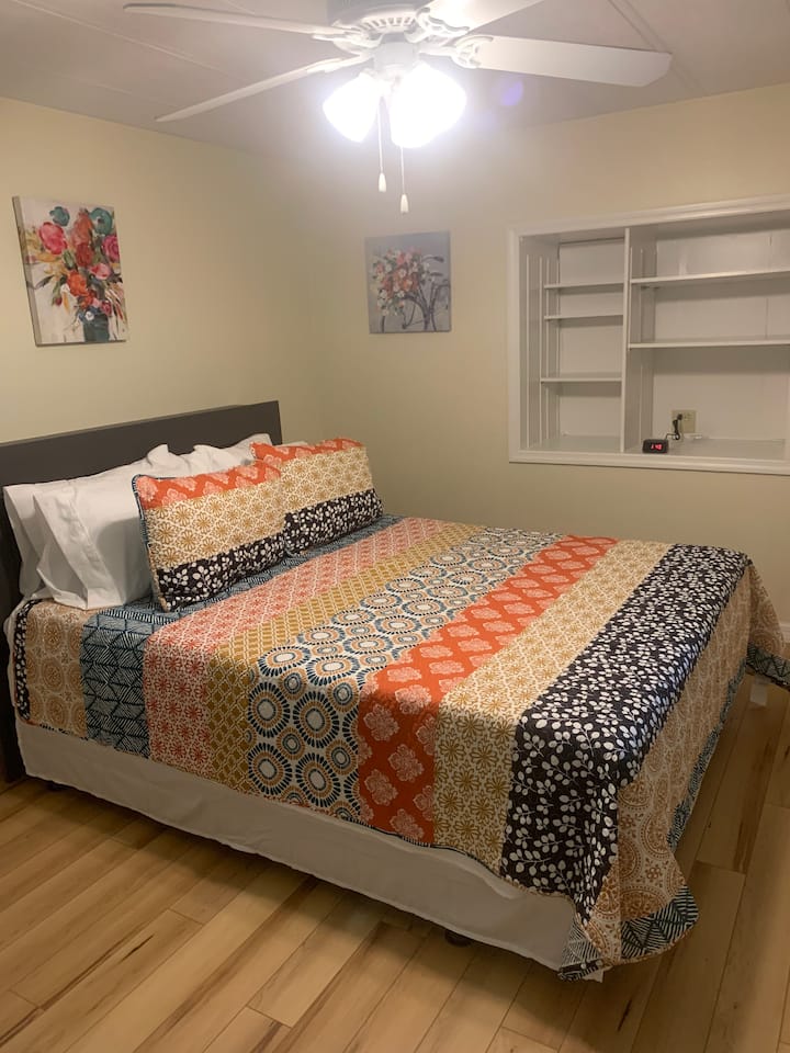 Dhomë gjumi kryesore me krevat dopio "queen" dhe shumë hapësirë për ruajtje.