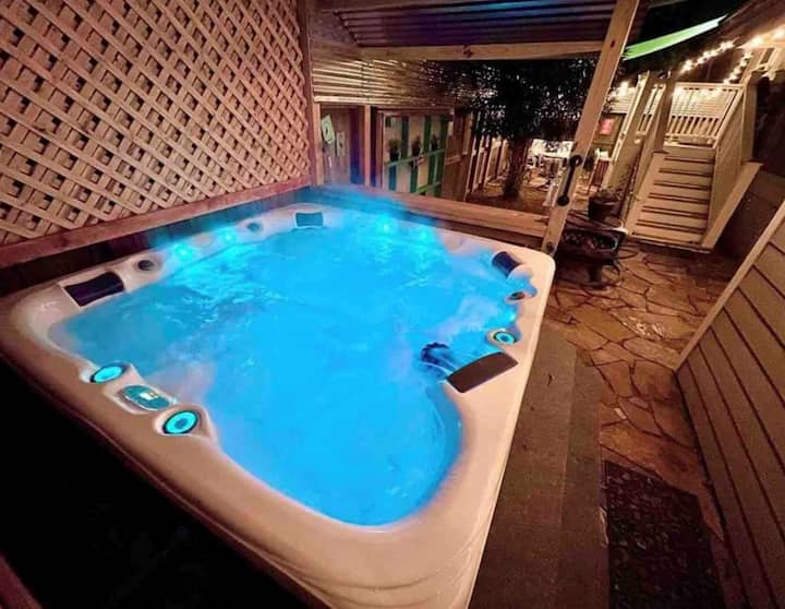 Cottage de Galvez Hot Tub & Walk to Beach! Houses for Rent in