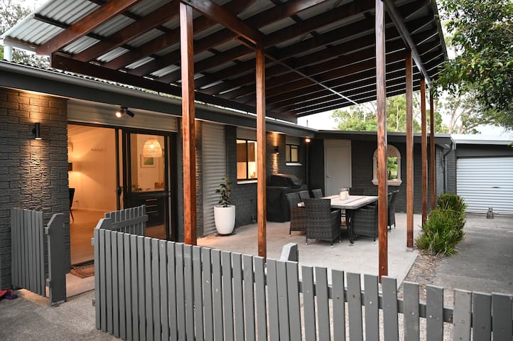 Luxe Family Beach House – Boomerang Beach