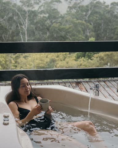 Cozy Cove Cottage- outdoor spa and ocean views