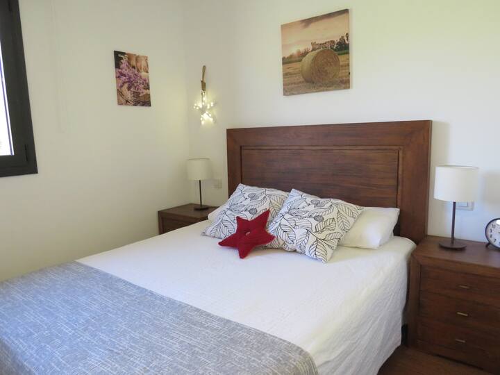 Seconda camera con un letto matrimoniale e armadi a muro