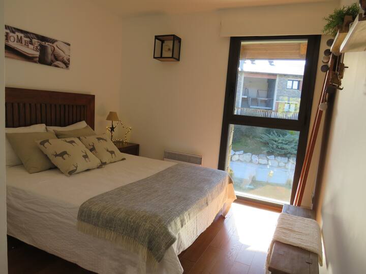 Camera da letto principale con lavandino en-suite e armadi a muro