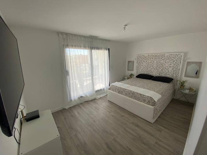 غرفة النوم الرئيسية بسرير 160 وملحقة بغرفة استحمام وغرفة ملابس