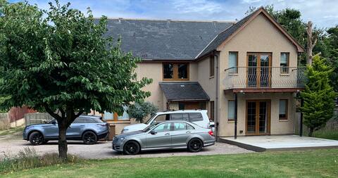 Exclusive hire 4 bedroom/4 Bathroom house sleeps 8