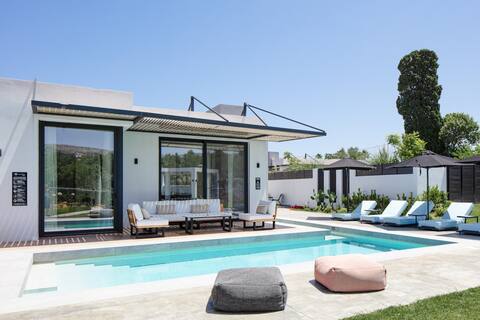 Luxury, Steps to Local Amenities w 4km to a Beach!