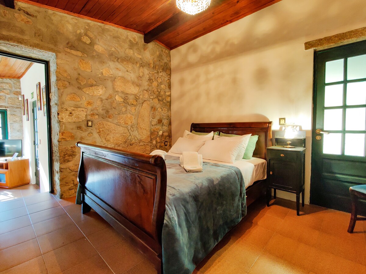 ห้องนอนของบ้านที่อยู่ติดกัน