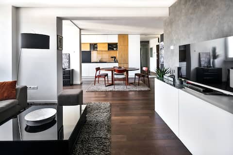 2 bedroom Penthouse in city center, free parking
