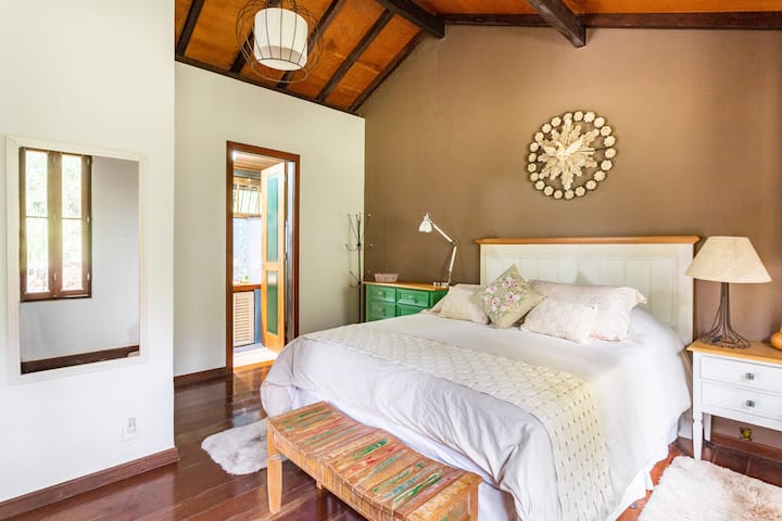 chumba kikuu cha kulala kilicho na bafu.