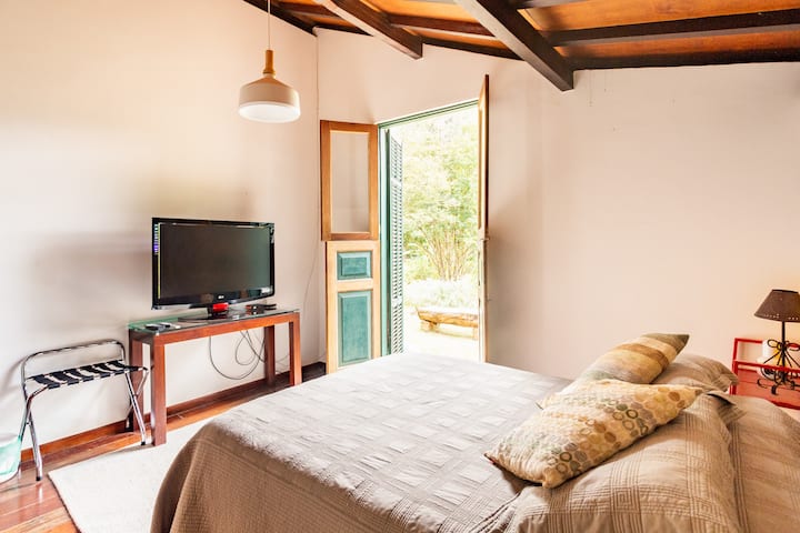 chumba cha kulala cha pili na TV inayoangalia kijani