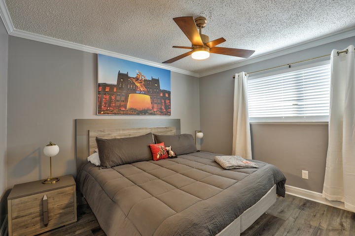 Dritarja lejon shumë dritë gjatë ditës, por grilat dhe hijet të ziejnë dhomën e gjumit gjatë natës.