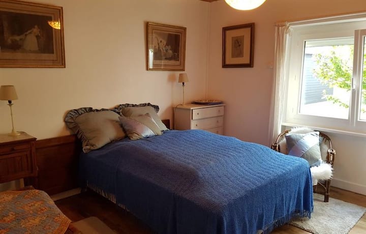 chambre rez de chaussee avec cabinet de toilettes située a l arriere de la maison