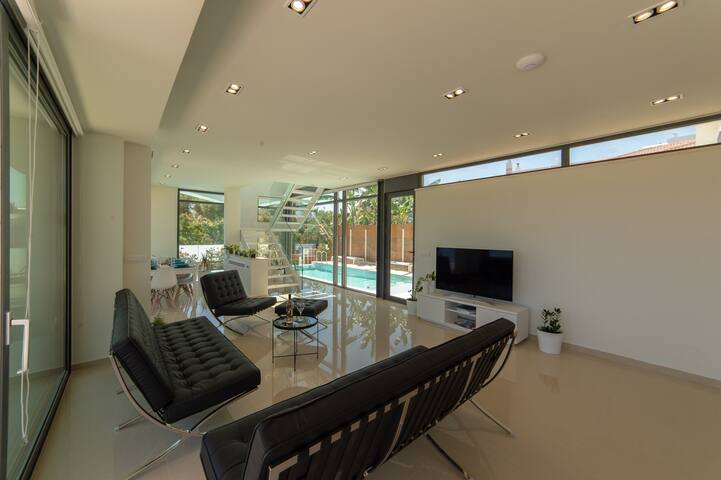 Luxury Villa Mirror – 200meters from the beach! gallery image 3