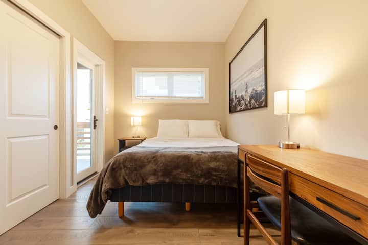 Dormitorio #1, cama tamaño queen, acceso al patio, acceso al baño.