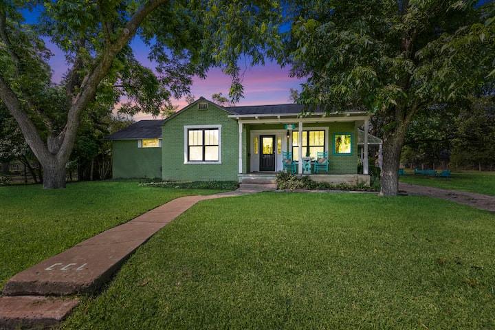 Clover Haus 2 Blks To Main/pool & Hot-tub! - フレデリックスバーグ, TX
