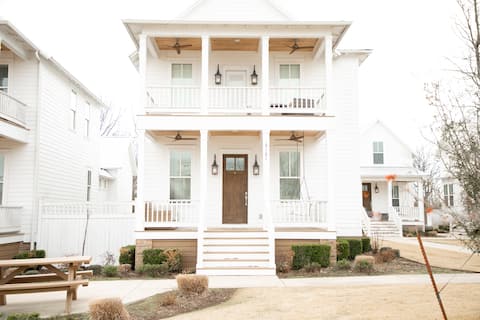 Cozy Home with Balcony Minutes from Airport & ACHE