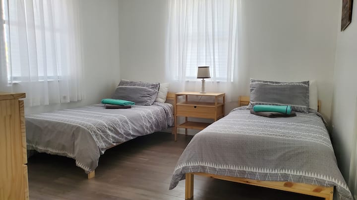 "ARUBA" - Krevate dyshe 
Ideale për fëmijë ose të rritur që duan krevate të veçantë. Largo, Florida, vetëm pak minuta deri në Clearwater Beach dhe Indian Rocks Beach