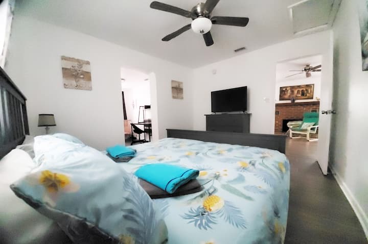 „ARUBA” - bračni krevet i Smart TV - Krevetić i radni stol nalaze se odmah pored vas. Largo, Florida, samo nekoliko minuta od plaža Clearwater i Indian Rocks