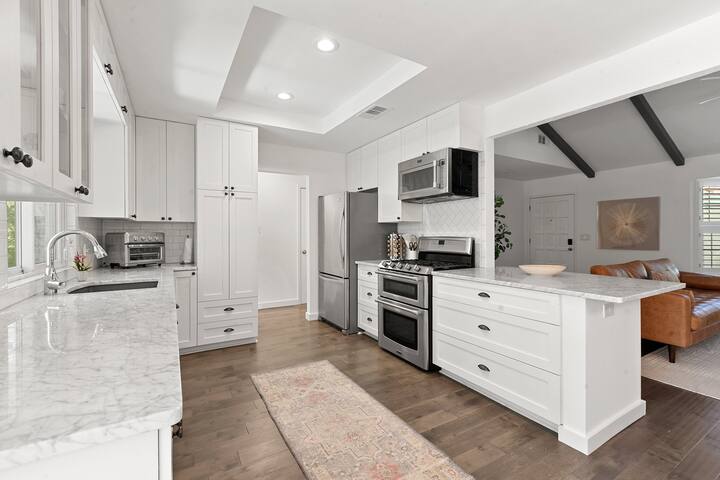 Travis Heights Home: Pool & walk to S. Congress gallery image 4