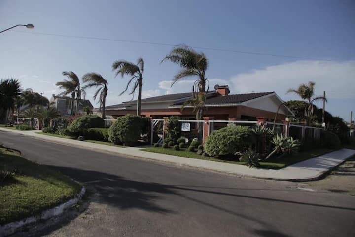 Casa Linda Com Piscina, Uma Quadra Do Mar! - Tramandaí