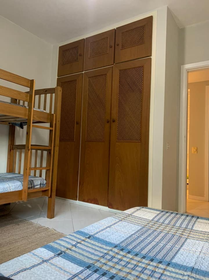 izba s 1 poschodovou posteľou a 1 manželskou posteľou