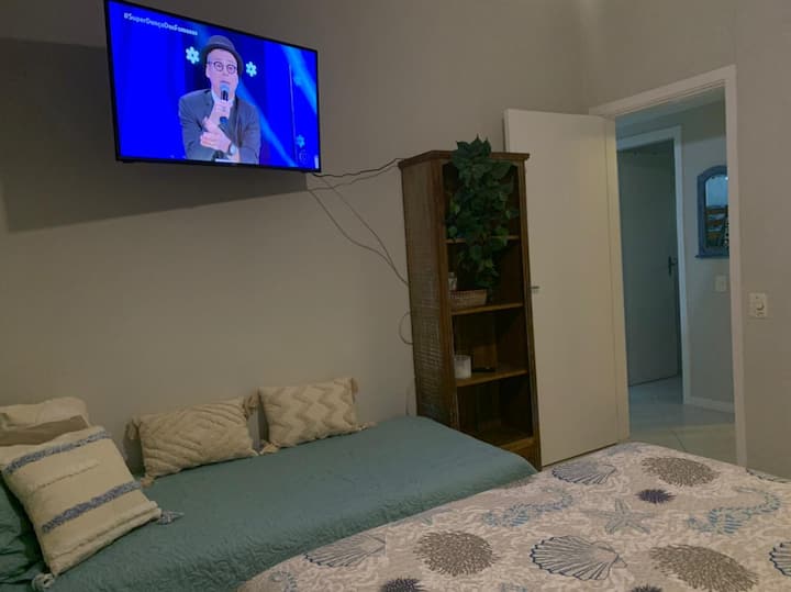 hlavný apartmán s jednou manželskou posteľou, jednou samostatnou posteľou, 42-palcovou inteligentnou televíziou a bezbariérovou kúpeľňou.