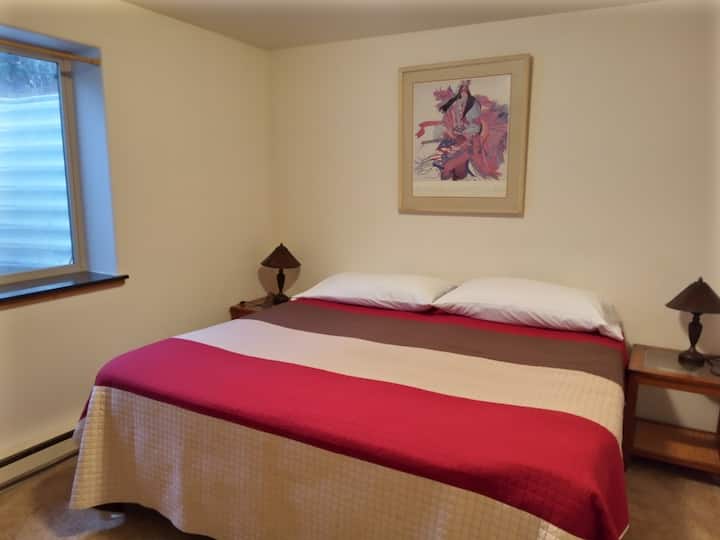 Dormitorio principal con cama tamaño king