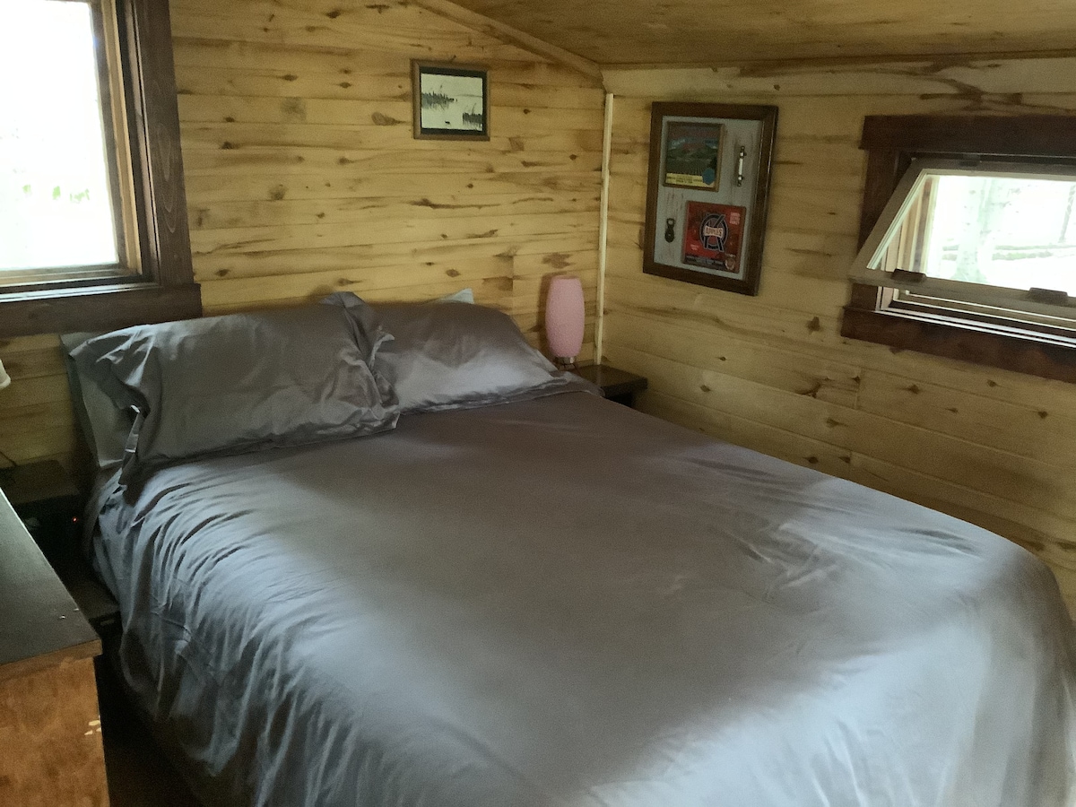 غرفة نوم تضم سرير كوين 