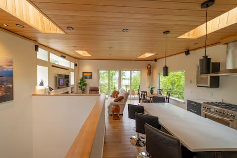 Top Airbnb: The Governor's House in Alberni Clayoquot