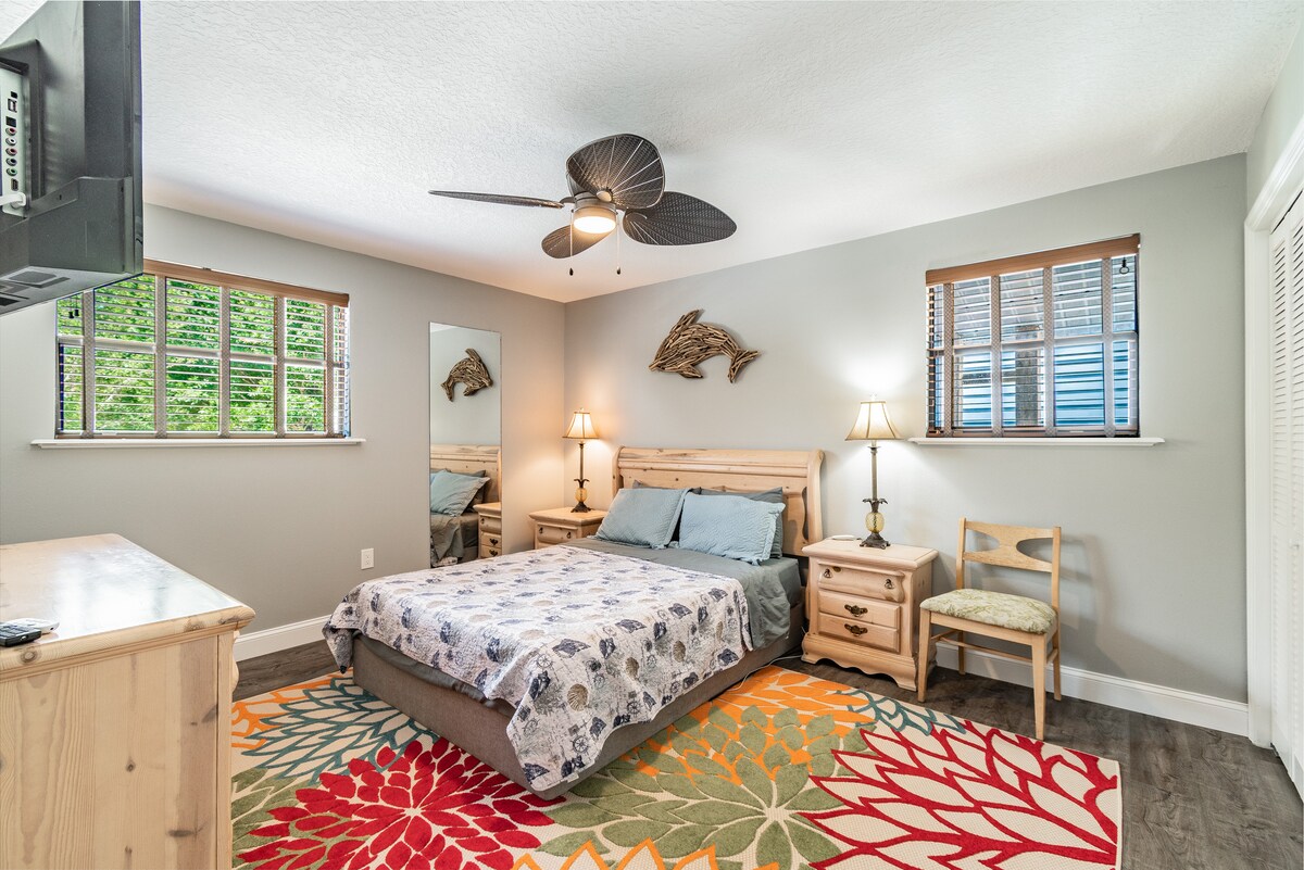 Master ima bračni krevet s hidrauličnom nadmorskom visinom glave. TV streaming