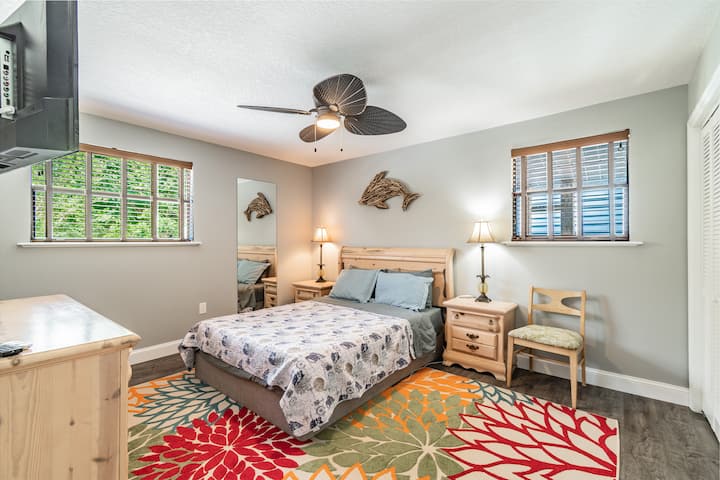 Master has queen bed with hydraulic head elevation. Tv is streaming