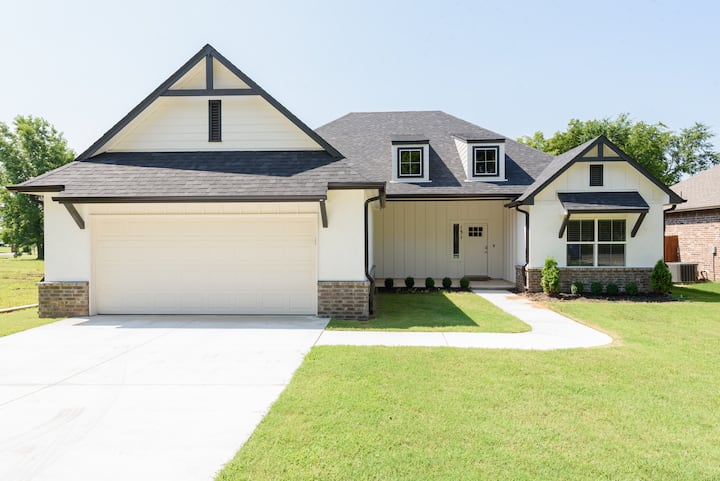 Executive Stay, Modern Farmhouse w/ Garage Parking