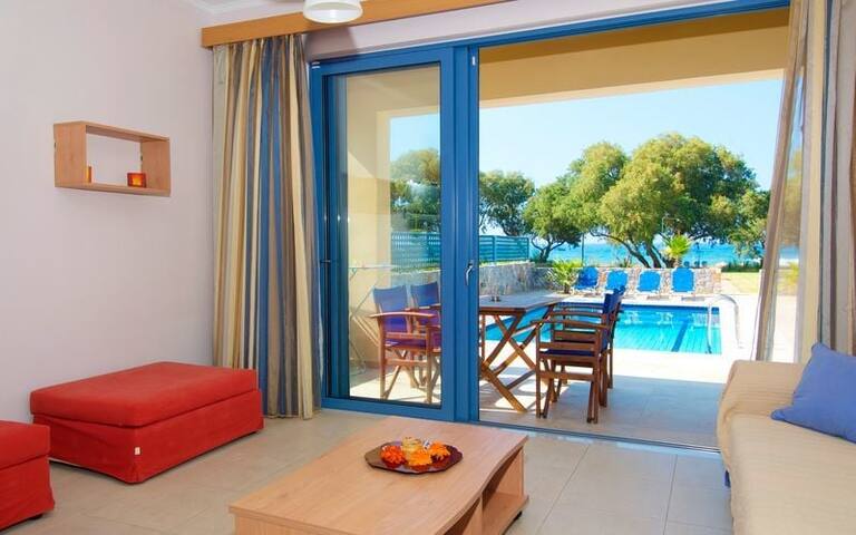 Son of the Beach (20m) – Platania 600m, Bungalow 1