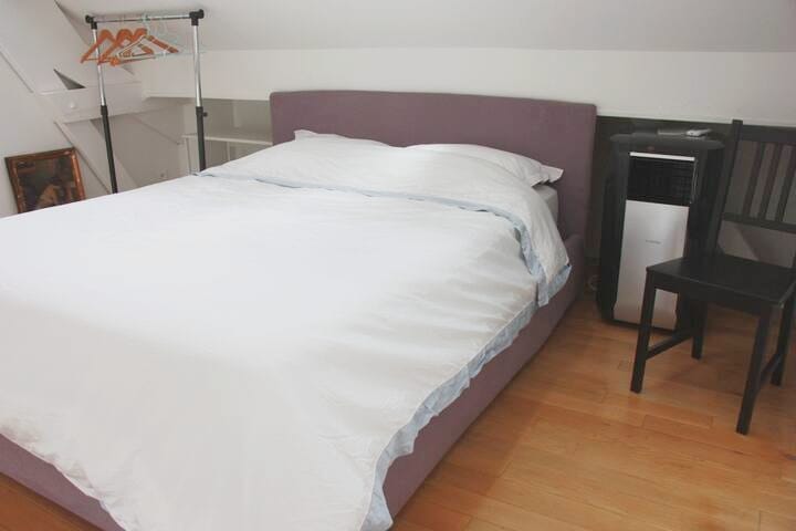 Многу удобен брачен кревет (широк 150-179 см) на мезанинот