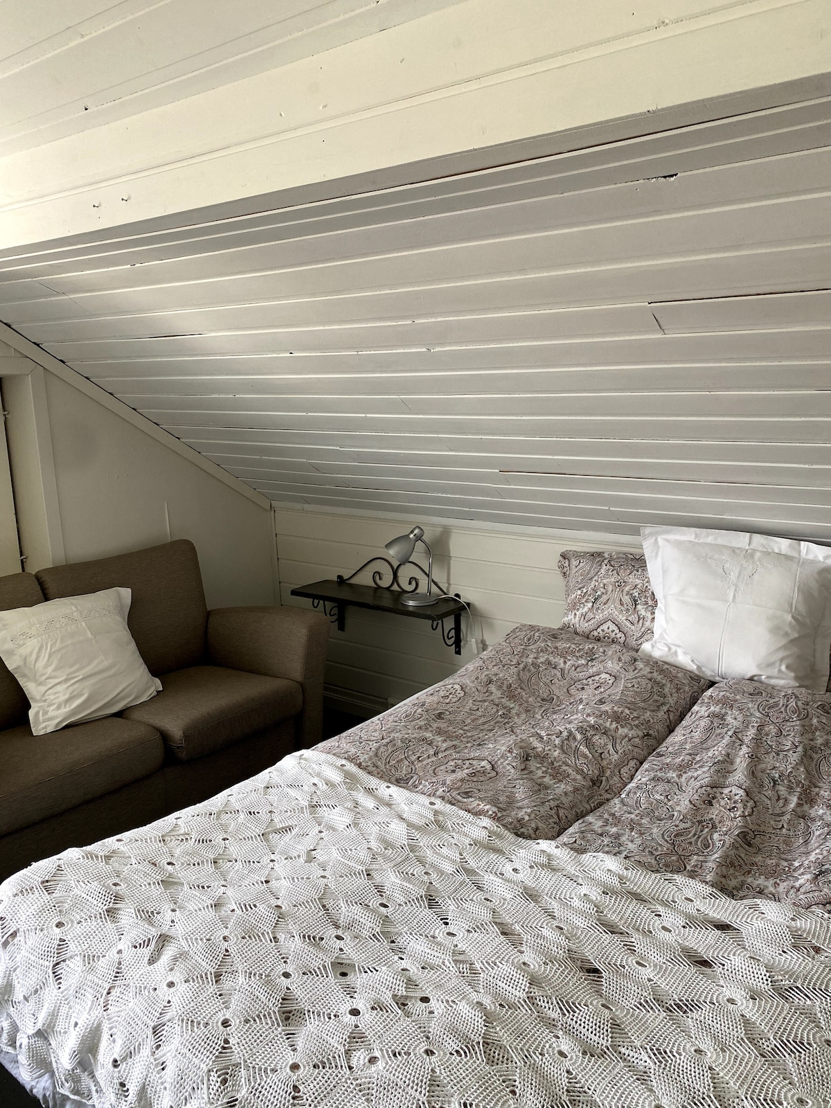 ห้องนอนชั้น 2 พร้อมเตียงคู่และเตียงเดี่ยว